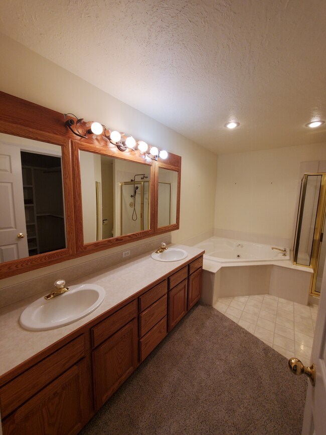 Building Photo - 920 Summerset Ct