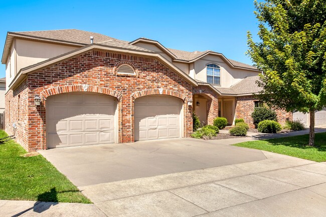 Building Photo - 1/2 OFF FIRST MONTH RENT - 3 bed, 2 bath C...