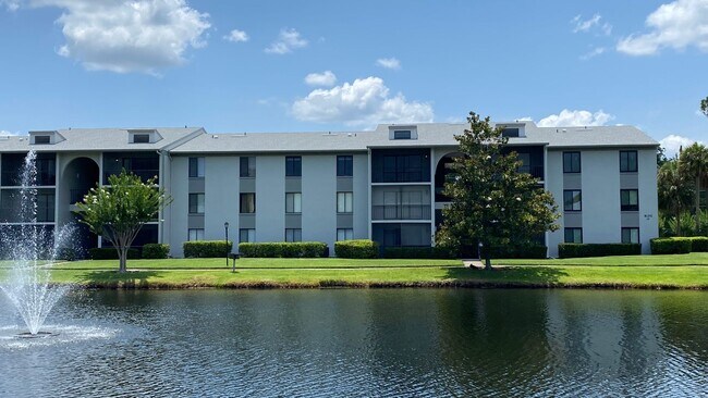 Building Photo - Beautifully Updated 2 Bedroom, 2 Bath Top ...