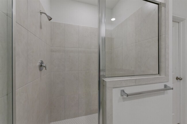 Building Photo - 13602 Pine Dr