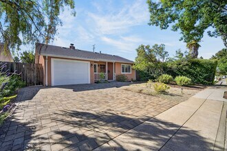 Building Photo - 879 S Knickerbocker Dr