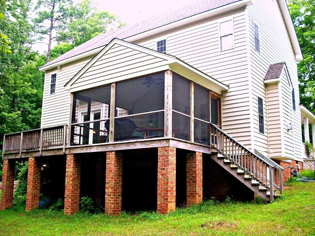 Building Photo - 3-4 BR / 2.5 BA Lovely Two-Story in The Highlands