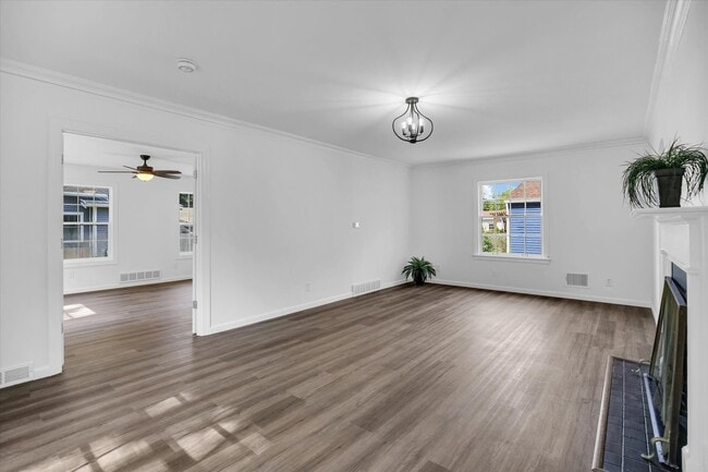 Building Photo - 1212 W Healey St