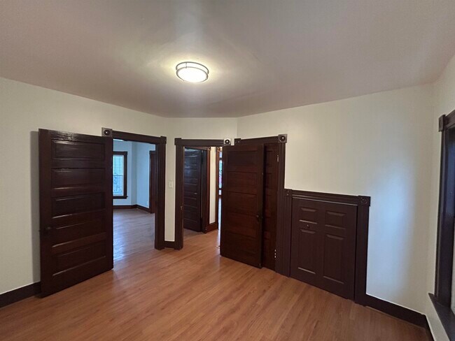 Building Photo - 6 1/2 Holmes St