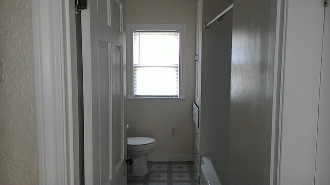 Building Photo - DAYTON, OH - SINGLE HOME - 2 BED, 1 BATH - $825