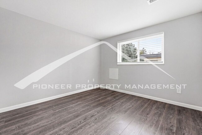 Building Photo - Gorgeous Home with Central AC and Fenced Yard