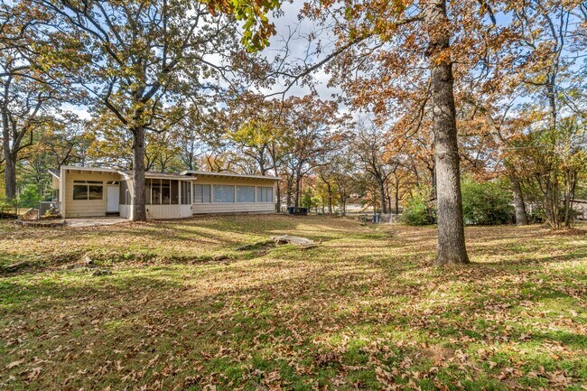 Building Photo - Gorgeous 5 bedroom, 2.5 bath House on a .88 Acre Lot in Fort Smith!