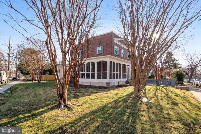 Building Photo - Gorgeous, Sun-lit,Townhouse in Alexandria