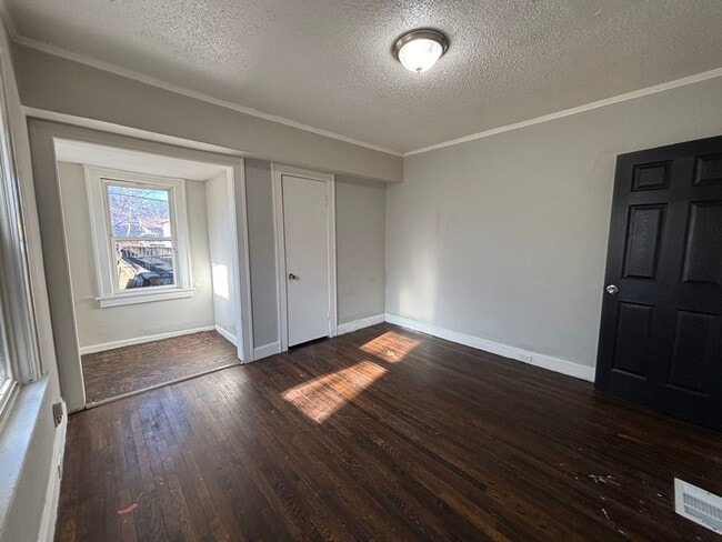 Building Photo - Spacious 2BR + Den with Huge Deck & Hardwood Floors