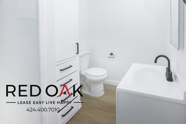 Building Photo - Modern, Spacious, Remodeled One Bedroom wi...