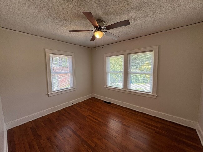 Building Photo - West AVL - Two Bedroom Bungalow Just off H...