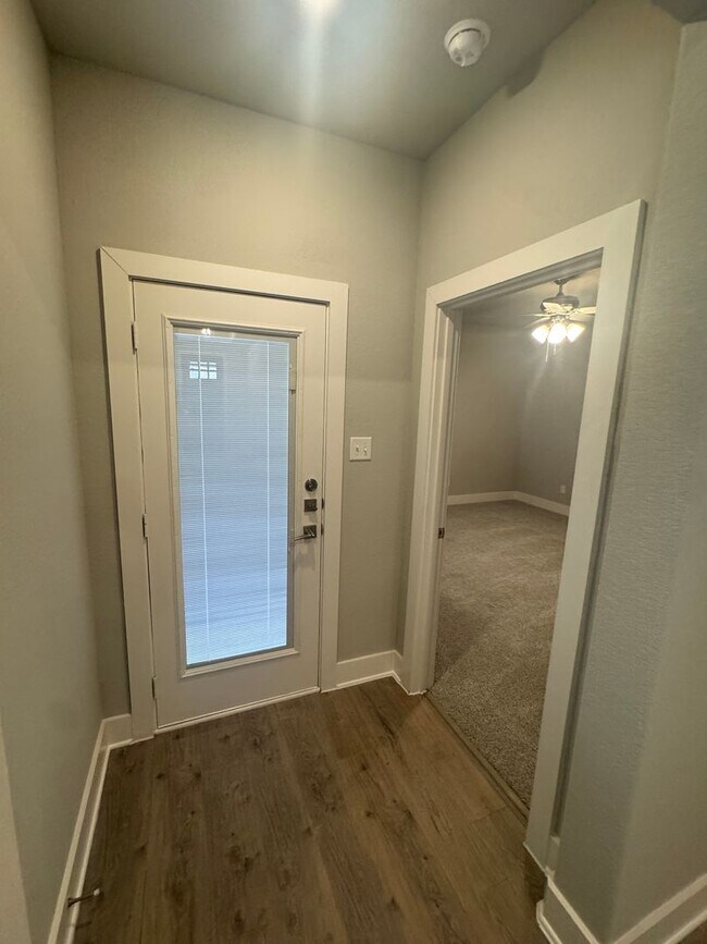 Building Photo - Enclosed Fenced Yard - 3/2/2 - Commuter Friendly