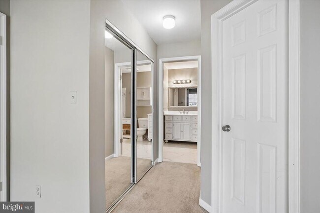 Building Photo - 1100 Quaker Hill Dr
