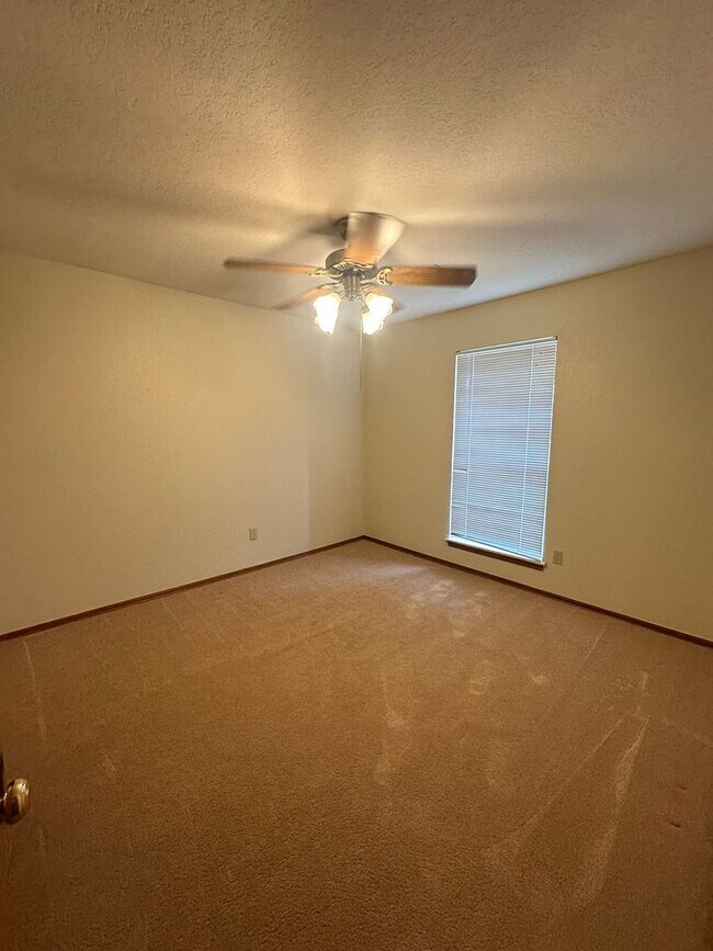 Building Photo - 4 Bed, 2.5 Bath Brick home with 2 car garage