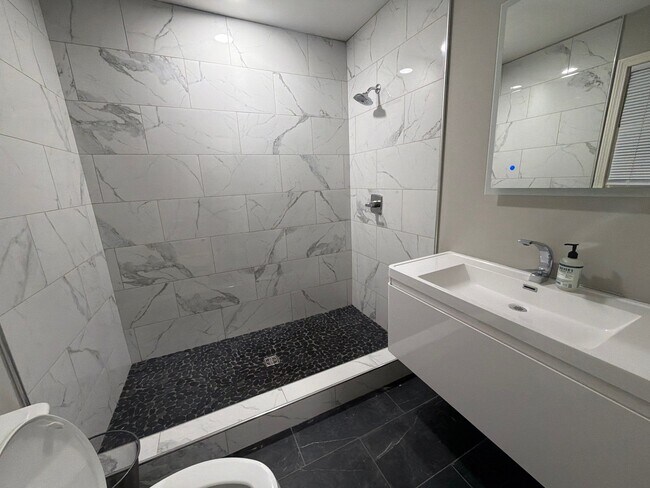 Building Photo - 4019 Piedmont Dr SE