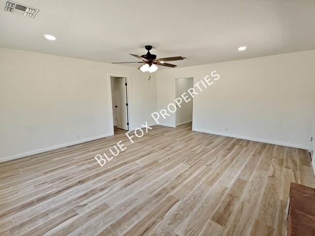 Building Photo - 5440 W Placita De La Promesa
