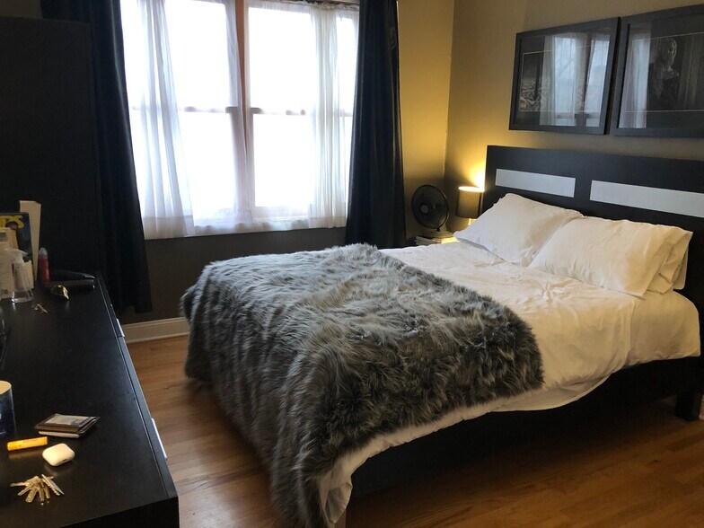 Bedroom 2 - 4933 N Winthrop Ave