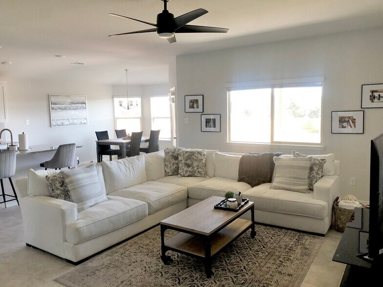 Open and spacious living, dining and kitchen - 2609 Creekside Hills Blvd