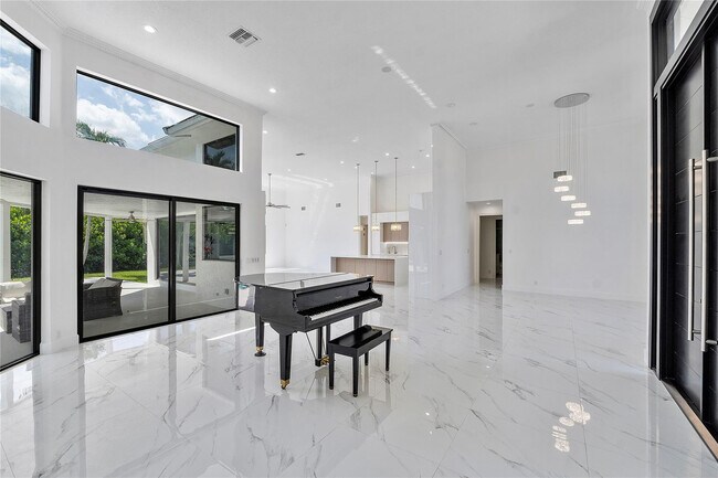 Building Photo - 410 Sabal Way
