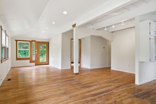 Building Photo - Spacious 4-Bedroom Pet Friendly Home in a Peaceful Rural Setting