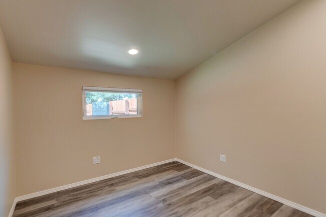 Building Photo - 811 W Patmore Rd