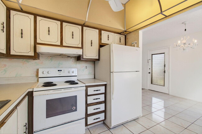 Building Photo - 180 Flanders C