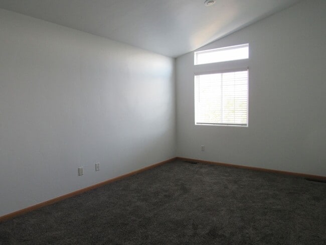 Building Photo - Gorgeous! Spacious Westside Home