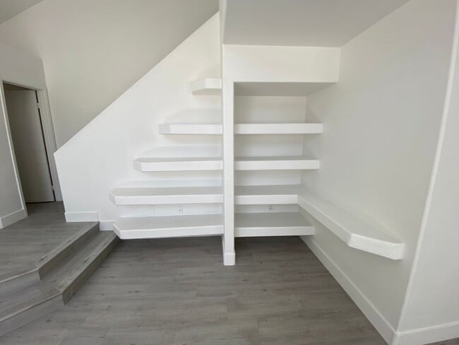Building Photo - Charming 3 Bed/3Bath Townhome nestled in t...