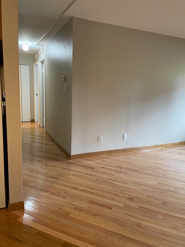 Building Photo - 1350 Golden Cir