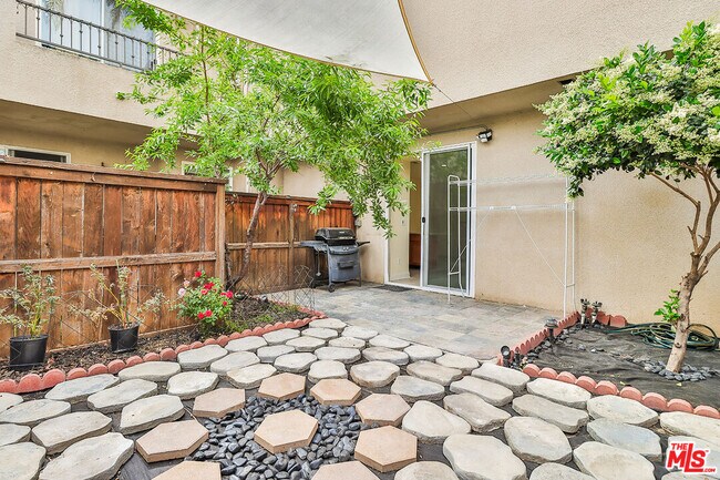 Building Photo - 7132 Farralone Ave