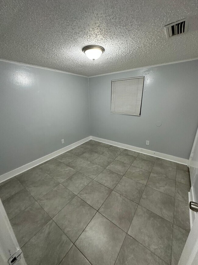 Building Photo - Fully Renovated 3/1 Single Family Available Now!