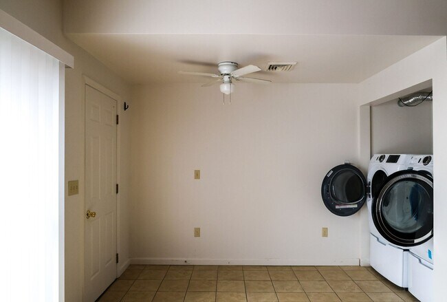 Building Photo - Lovely 4Br 2Bath with In-Unit Washer/Dryer