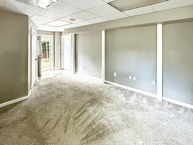 Building Photo - 5830 Walnut Grove Rd