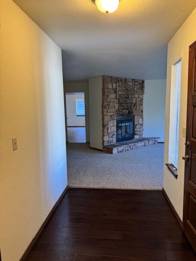 Building Photo - Home with bonus room and 2 car garage