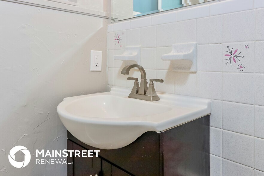 Building Photo - 921 Hillside Dr