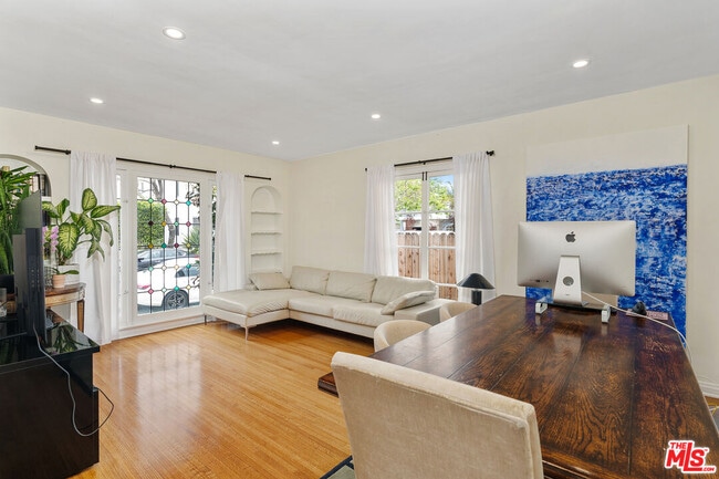 Building Photo - 8472 Oakwood Ave