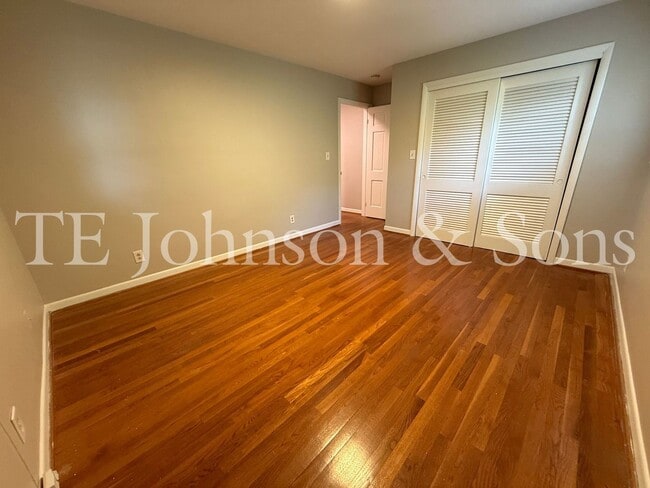 Building Photo - A Great Ardmore Townhouse Waiting For You!