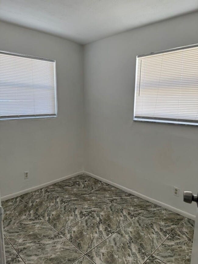 Building Photo - SPACIOUS 3/2 GREAT FAMILY HOUSE