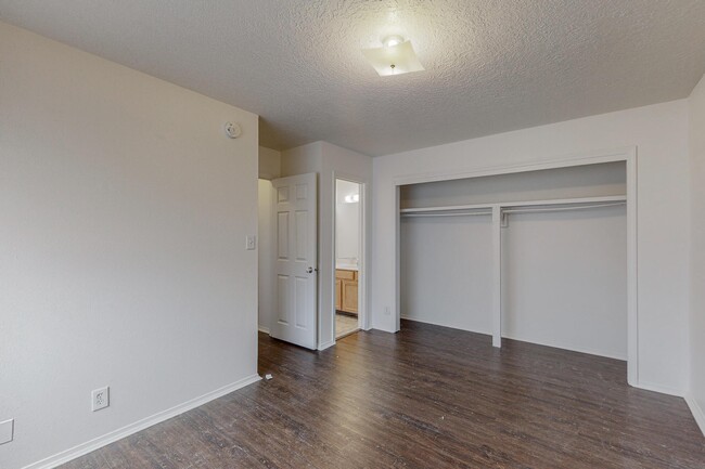 Building Photo - 208 Shawnee Ct SE