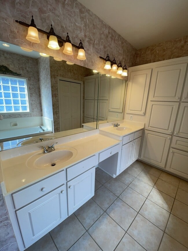 Building Photo - 107 Oakleigh Dr
