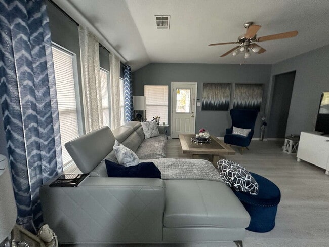 Building Photo - 9522 Sun Ml