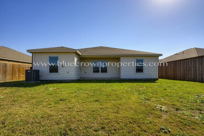 Building Photo - 2221 Meadow Dr