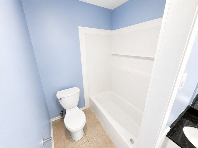 Building Photo - Bellaire Home!