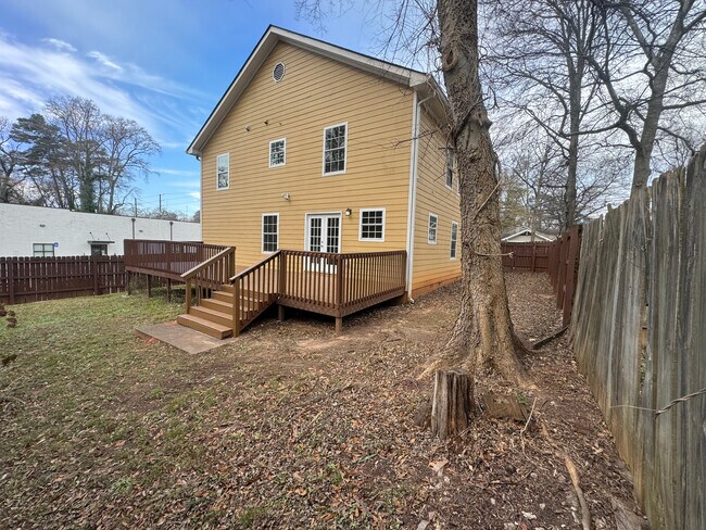 Building Photo - 2483 Memorial Dr SE