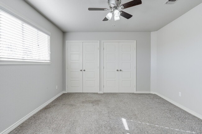 Building Photo - Two Story, 2 Bed / 1.5 Bath Duplex with Mo...