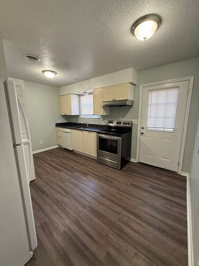 Building Photo - Cozy 2 bedroom Townhouse Close to Downton
