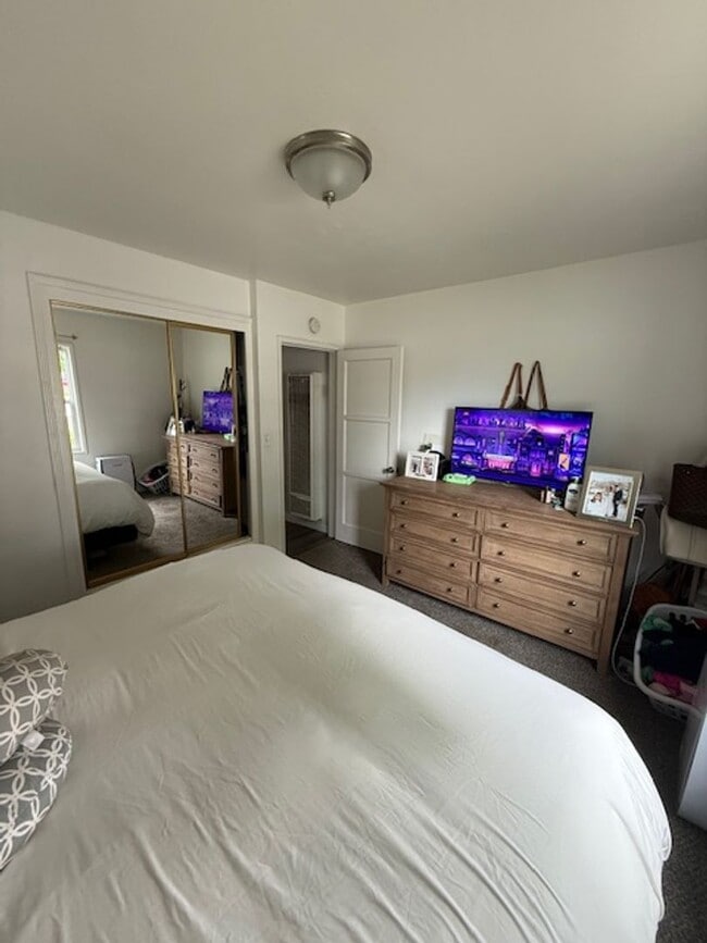 Building Photo - SPACIOUS 3 BEDROOM / 1.5 BATH HOME IN LOS ...