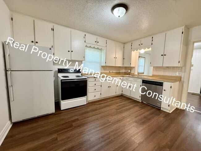 Building Photo - 2 Bedroom Classic Ranch