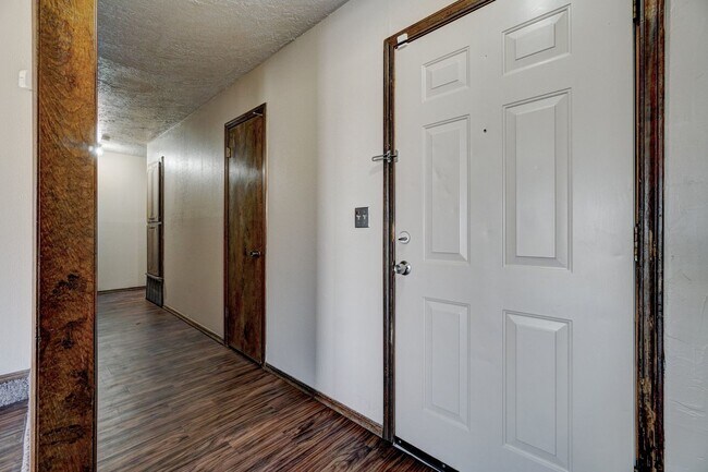 Building Photo - 2 bedroom 2 Bath 2 Car Garage Duplex Avail...