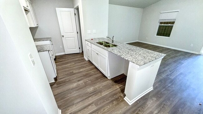 Building Photo - Lovely 4-Bedroom Home Near Ivanhoe Park / ...